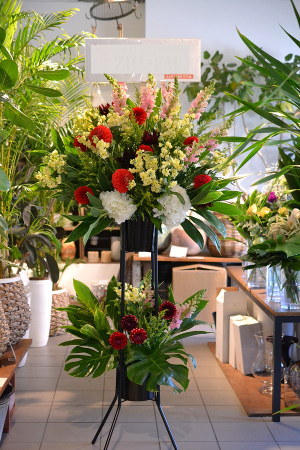 ピンク・イエローの豪華スタンド花