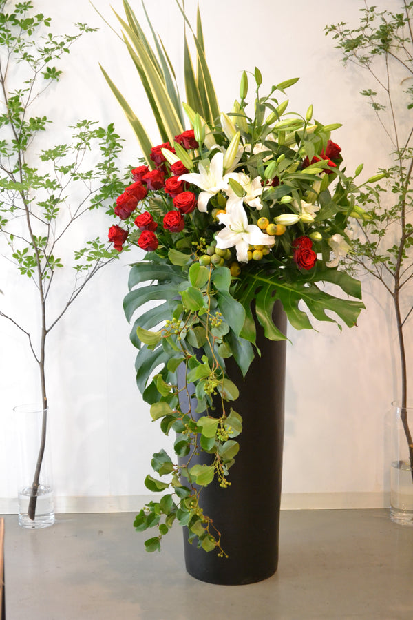 バラと百合の豪華アレンジメント