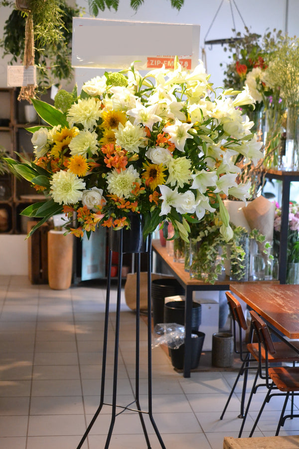 ホワイト・イエローの花のスタンド花