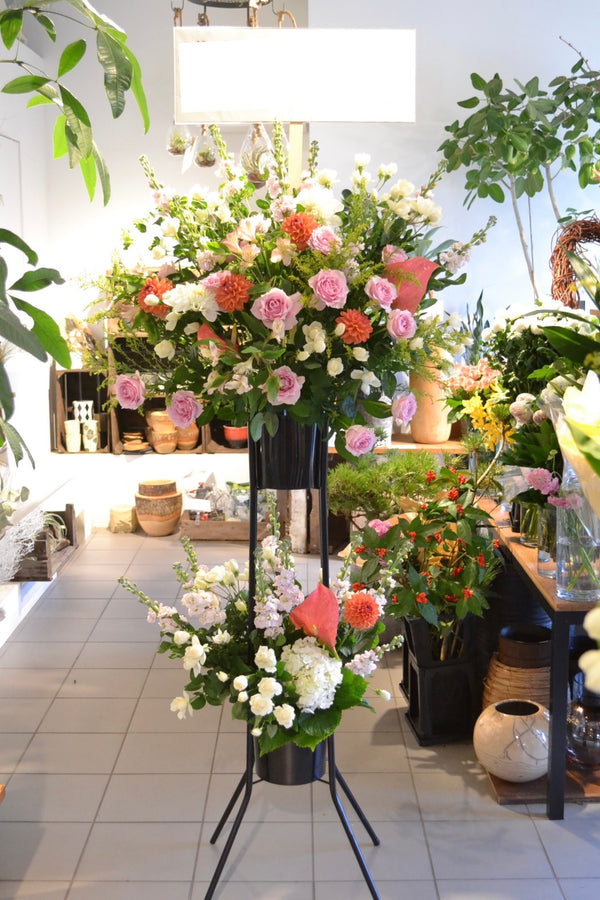 ピンク・ホワイトの豪華スタンド花
