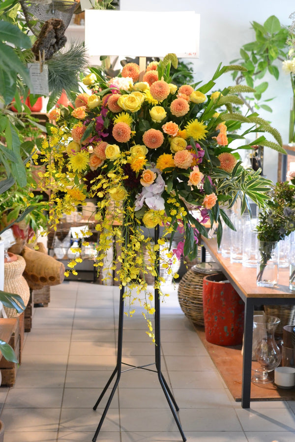 イエロー・オレンジのスタンド花