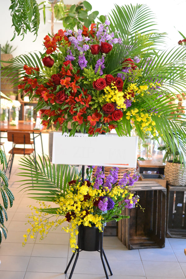 レッド・イエローの豪華スタンド花