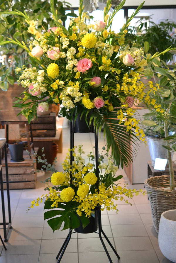 イエローの豪華スタンド花