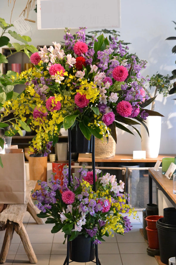 ピンク・パープルの豪華スタンド花　