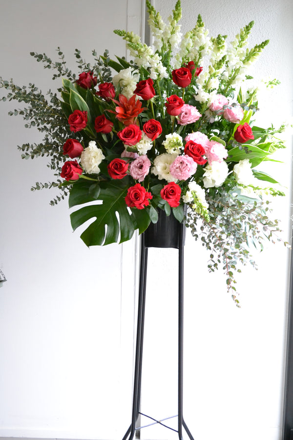 ホワイト・レッドのスタンド花
