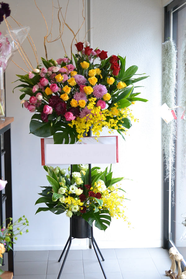 イエロー・ピンクの豪華スタンド花