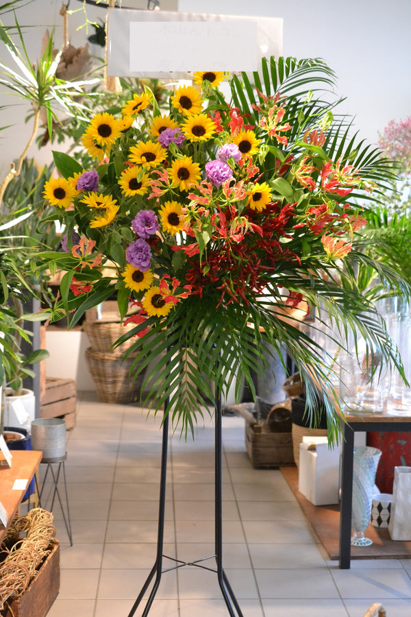 レッド・イエローヒマワリのスタンド花